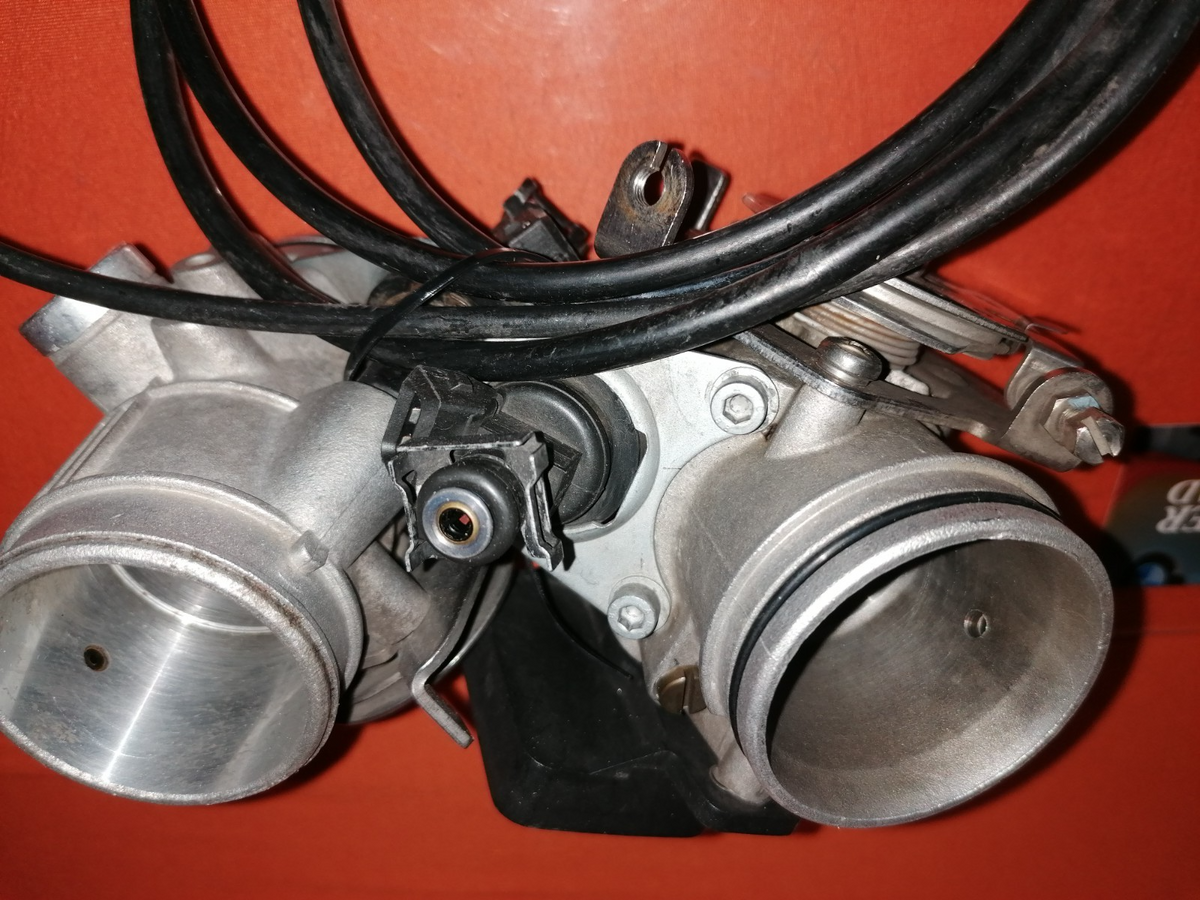BMW R1100GS Drosselklappen links rechts 38172