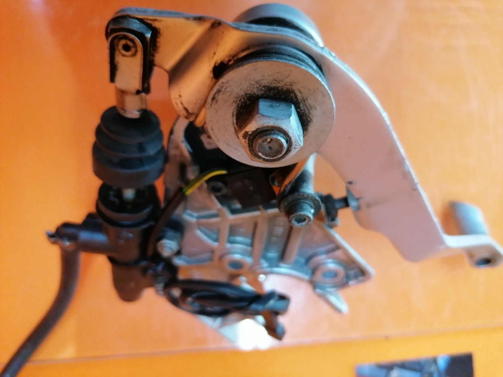 BMW R1100 RS Fahrer Fußraste rechts Bremszylinder 33803