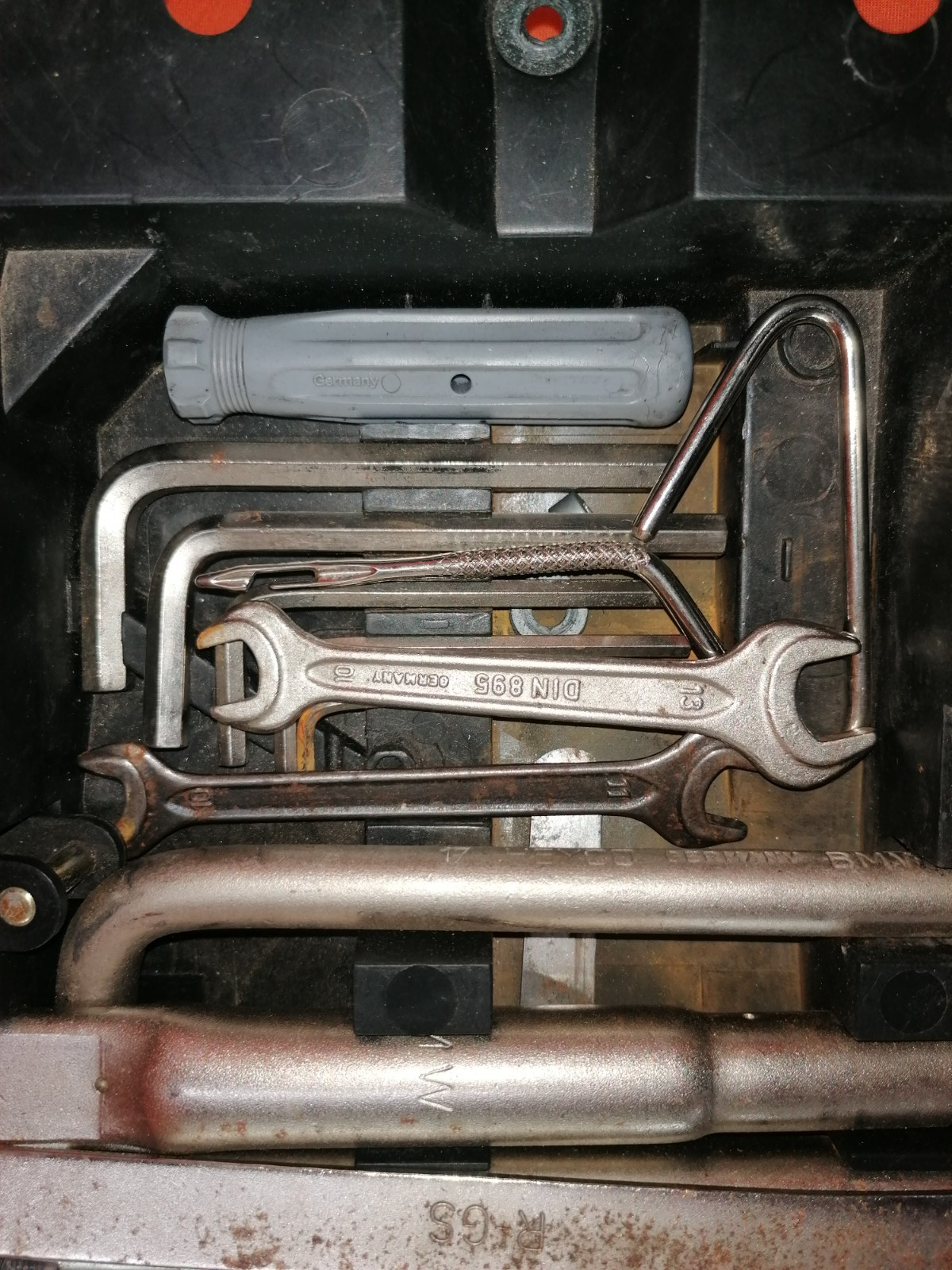 BMW R1100 GS Werkzeugkasten Bordwerkzeug 36453